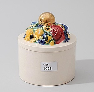 Schuler Auktionen AG - Deckeldose, Vereinigte Wiener und Gmunder Keramik, um 1912