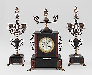 Schuler Auktionen AG - Kaminuhr mit zwei Kerzenleuchter