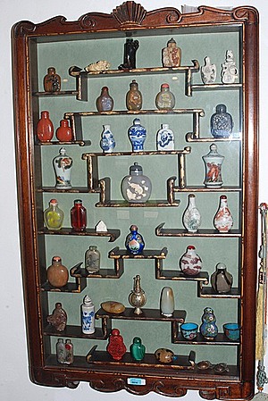 Schuler Auktionen AG - Lot: 39 Snuffbottles und 2 Bols in Vitrine