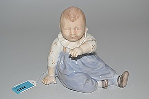 Schuler Auktionen AG - Figur: Sitzendes Baby, Royal Copenhagen, 20.Jh. 