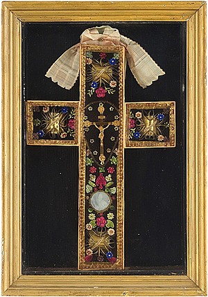 Schuler Auktionen AG - Reliquienkreuz in Vitrinenrahmen