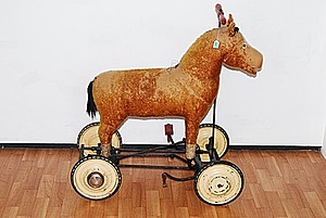 Schuler Auktionen AG - Tretrad mit Plüschpferd