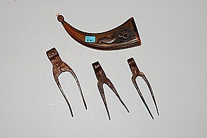 Schuler Auktionen AG - Lot: Pulverhorn und 3 Kugelzangen