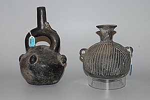 Schuler Auktionen AG - Lot: Steigbügelgefäss und Henkelflasche