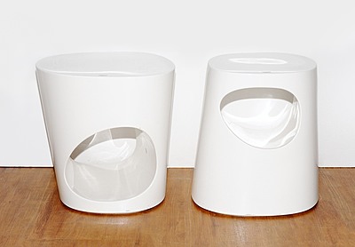 Schuler Auktionen AG - Lot: Beistelltisch und Hocker. 