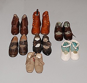 Schuler Auktionen AG - Lot: Puppen- und Kinderschuhe
