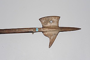 Schuler Auktionen AG - Lot 4 Stangenwaffen in der Art des 16.Jh.: 3 Halbarden mit breiten Federn und Haken, tlw.  mit Schweizerkreuz, ein Morgenstern mit zahlreichen Eisendornen. Holzschäfte, L ca. 200-215cm.