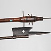 Schuler Auktionen AG - Lot 4 Stangenwaffen in der Art des 16.Jh.: 3 Halbarden mit breiten Federn und Haken, tlw.  mit Schweizerkreuz, ein Morgenstern mit zahlreichen Eisendornen. Holzschäfte, L ca. 200-215cm.