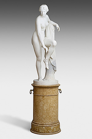 Schuler Auktionen AG - Grosse Figur "Sandalenlösende Venus"