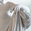 Schuler Auktionen AG - Grosse Figur "Sandalenlösende Venus"
