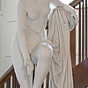 Schuler Auktionen AG - Grosse Figur "Sandalenlösende Venus"