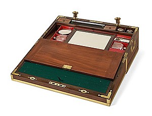 Schuler Auktionen AG - Reise-Schreibschatulle mit Necessaire