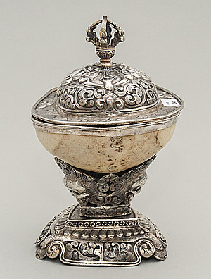 Schädelschale Kapala mit Deckel und Stand - Schuler Auktionen Zürich