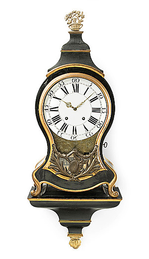 Schuler Auktionen AG - Neuenburger Pendule mit Sockel und integriertem Spielwerk