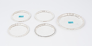 Schuler Auktionen AG - Lot: 4 Glas- und 1 Flaschenuntersetzer