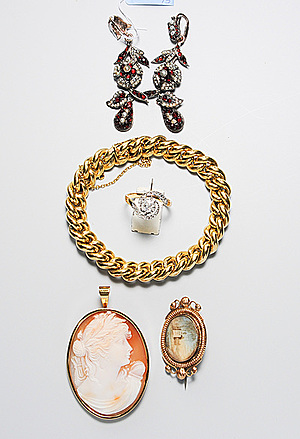 Schuler Auktionen AG - Lot: 5 antike Schmuckstücke