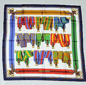 Schuler Auktionen AG - Hermès, Carré "Les Sangles"