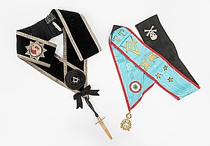 Schuler Auktionen AG - Lot: 2 Freimaurer Bijoux mit Schärpen