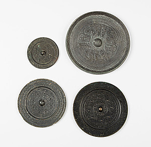 Schuler Auktionen AG - Lot: 4 Bronze-Spiegel