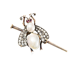 Schuler Auktionen AG - Naturperlen-Diamant-Rubin-Insekten-Brosche