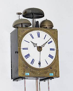 Schuler Auktionen AG - Vierglocken Comtoiseuhr mit drei Werken.