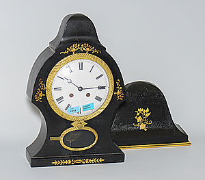 Schuler Auktionen AG - Kleine Neuenburger Pendule mit Sockel