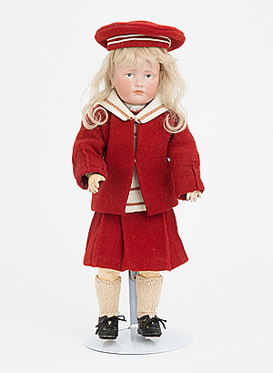 Schuler Auktionen AG - Kleine Kämmer & Reinhardt-Charakterpuppe "Gretchen"