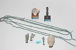 Schuler Auktionen AG - Lot: Vier Bronzeamulette und zwei Tonköpfe