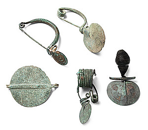 Schuler Auktionen AG - 4 Bogenfibeln mit Fussdiskus und 1 Plattenfibel