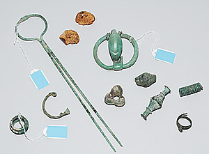 Schuler Auktionen AG - 1 Gewandnadel, 1 Fibel und 7 Bronzekleinobjekte