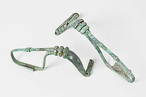 Schuler Auktionen AG - 2 Fibeln mit Zierklemmen