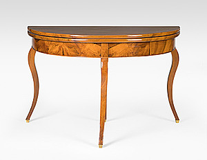 Schuler Auktionen AG - Demi-Lune Tisch