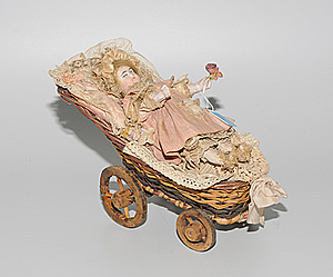 Schuler Auktionen AG - Stubenpuppe in Puppenwagen
