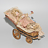 Schuler Auktionen AG - Stubenpuppe in Puppenwagen