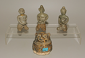 Schuler Auktionen AG - Lot: 1 kleine Vase und 3 Sawankhalok-Figuren