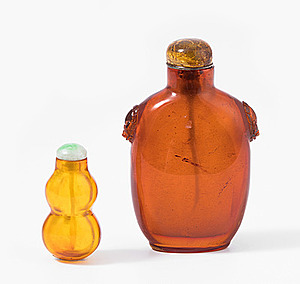 Schuler Auktionen AG - Lot: 2 Bernstein Snuff Bottles