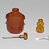 Schuler Auktionen AG - Lot: 2 Bernstein Snuff Bottles