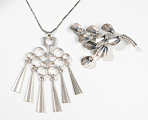 Schuler Auktionen AG - Design-Lot: Silber-Brosche und Anhängerkette
