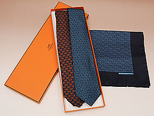 Schuler Auktionen AG - Hermès, Lot von 2 Krawatten und 1 Pochette