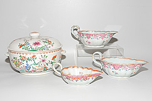 Schuler Auktionen AG - 1 Deckelterrine und 3 Saucièren