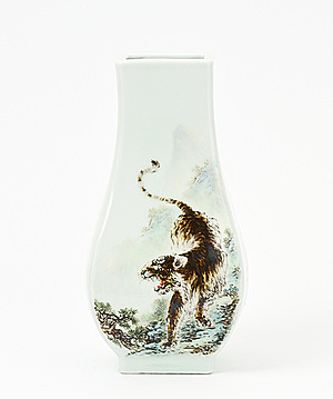 Schuler Auktionen AG - Vierkantige Vase