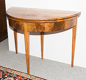 Schuler Auktionen AG - Demi-Lune Tisch