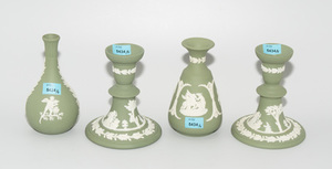 Schuler Auktionen AG - Wedgwood, 2 Kerzenstöcke und 2 Väschen