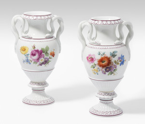Schuler Auktionen AG - Meissen, 1 Paar Schlangenhenkelvasen