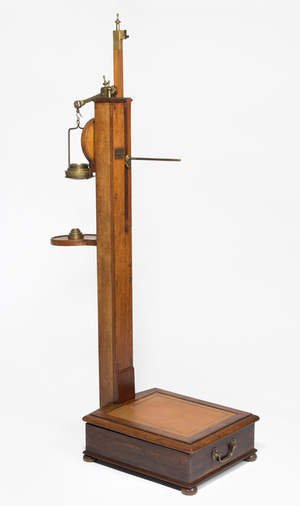 Schuler Auktionen AG - Flachwaage mit Stadiometer