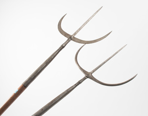 Schuler Auktionen AG - Zwei Kriegsgabeln, Korseken