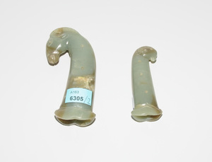 Schuler Auktionen AG - Lot: 2 Dolchgriffe aus Jade