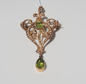 Schuler Auktionen AG - Peridot-Perlen-Anhänger/Brosche