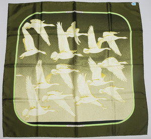 Schuler Auktionen AG - Hermès, Foulard "Oiseaux migrateurs"