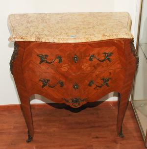 Schuler Auktionen AG - Kleine Kommode